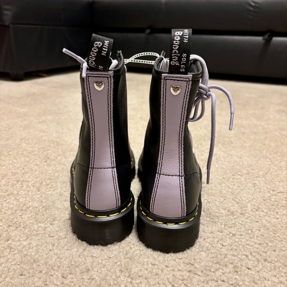 New Dr. Marten 1460 ZIP HEART VIRGINIA SATIN LUX LACE UP BOOTS, Black, Size 8 - Picture 5 of 11